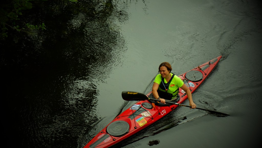 Baidarininkė raudonoje baidarėje – Joninių 24h lenktynės